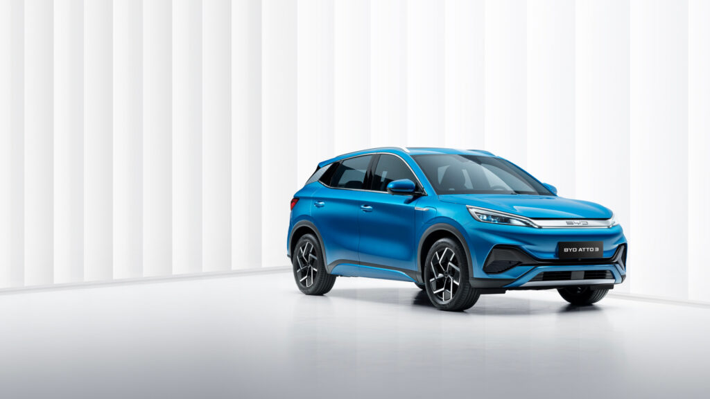 BYD Atto 3 इलेक्ट्रिक SUV का फ्रंट लुक – ब्लू कलर में Dragon Face डिजाइन
